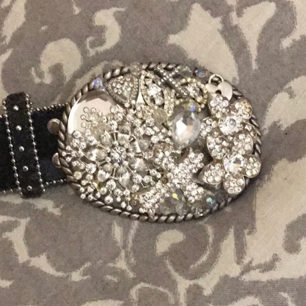 Woman’s glitzy belt buckle